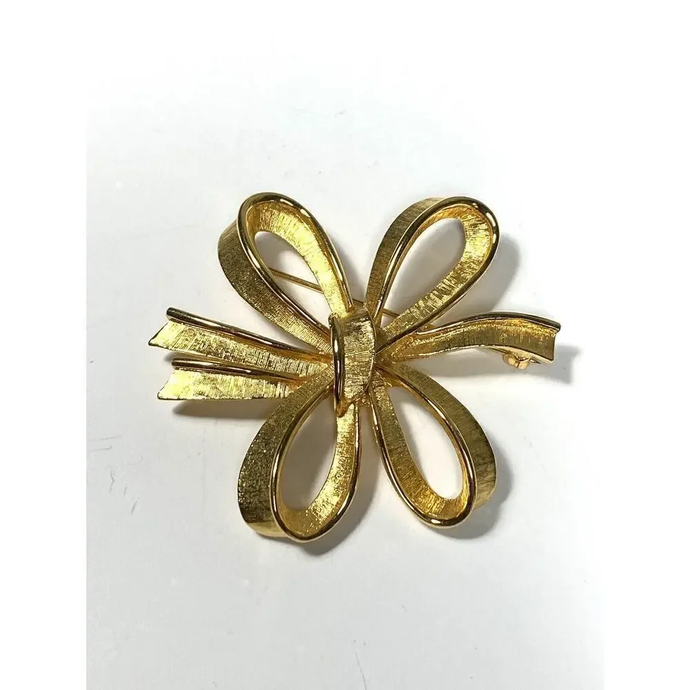 Monet brooch bow